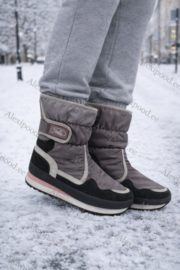 Sooja voodriga naiste saapad