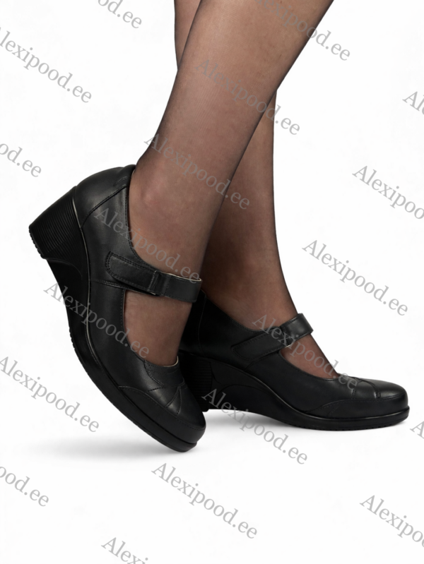 Naiste rihmaga kingad (suurused 36-41)