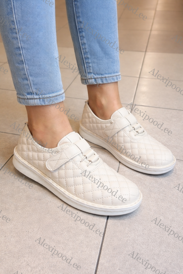 Naiste vabaajajalatsid (suurused 37-42)